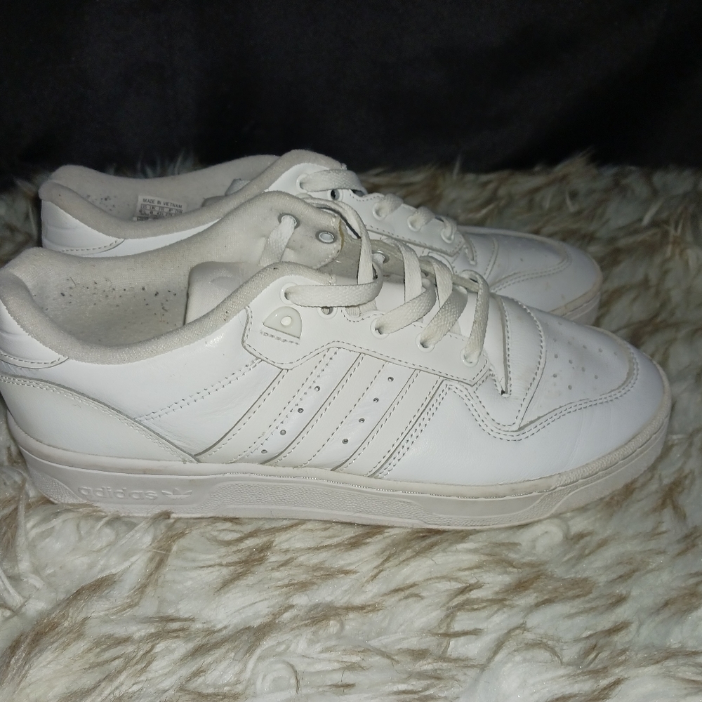 Men's Adidas Rivalry size 9.5